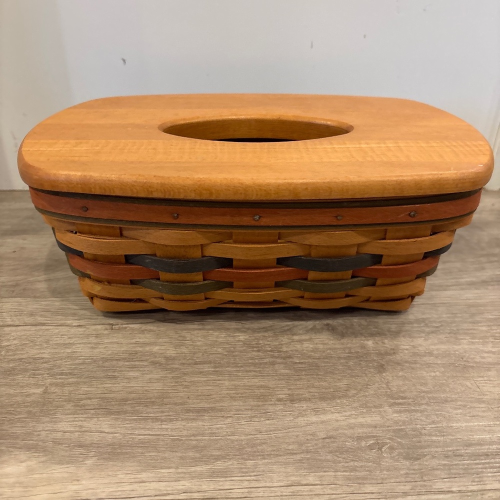 Long burger, tissue basket with wooden lid